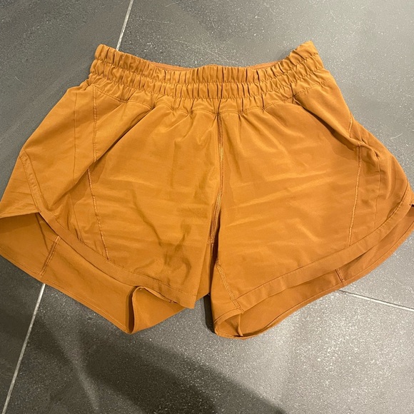 Lululemon high rise hotty hot 4 inch, size 6 - Picture 1 of 5